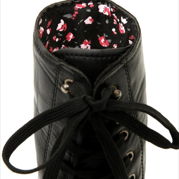 Hot Topic Black floral lined combat boots women's 11 - Picture 9 of 9